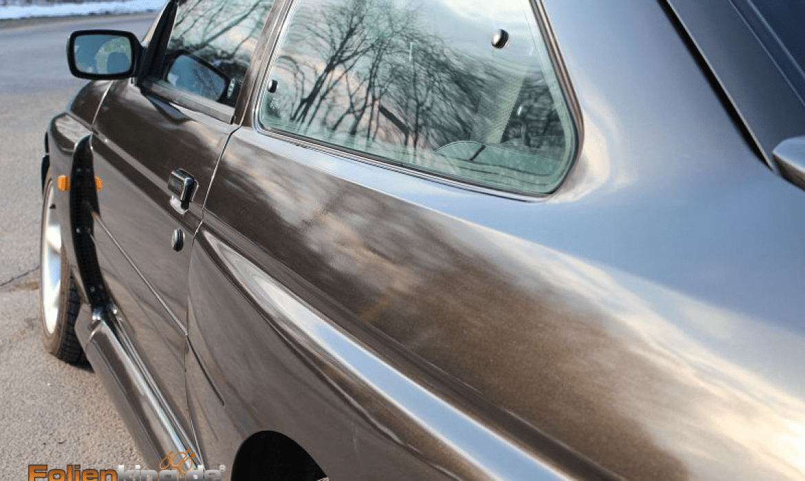 Ford Escort: Vollfolierung in "schwarz glänzend"