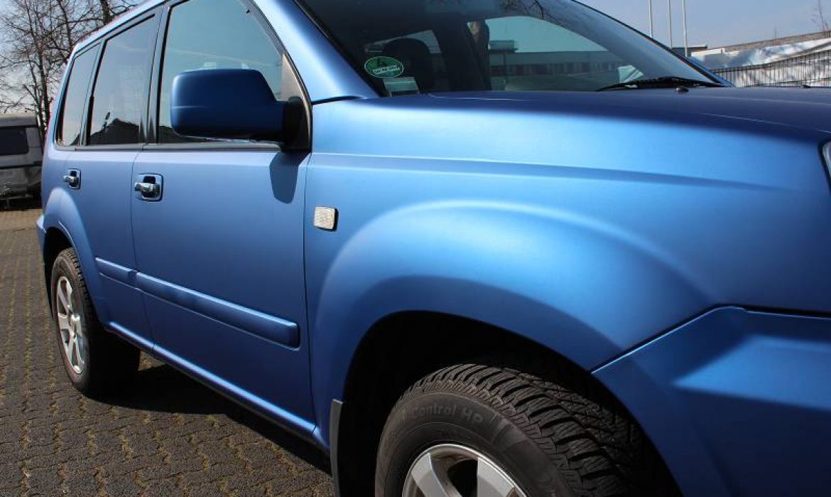 Nissan X-Trail: Vollfolierung in "razor blue matt metallik"