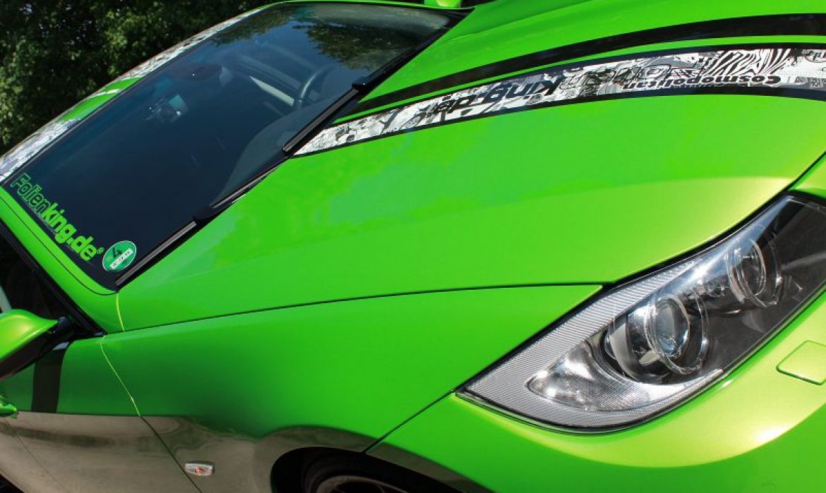 BMW E90 grün glänzend mit Stickerbomb