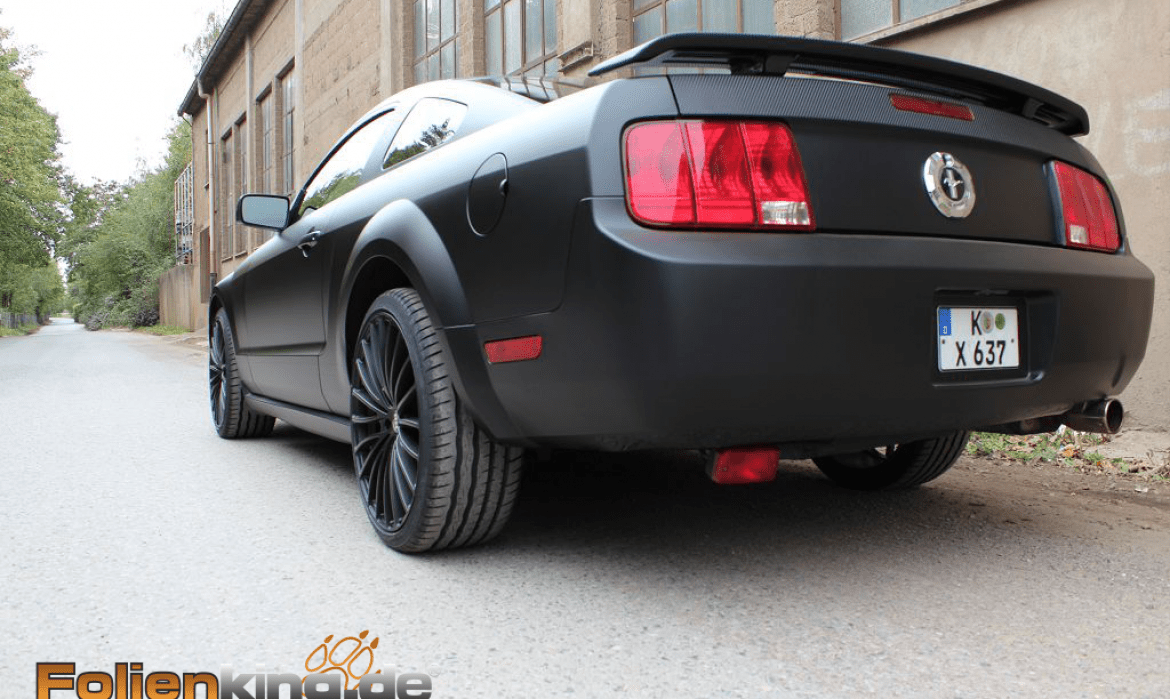 Ford Mustang: Vollfolierung in "schwarz matt und Carbonfolie"